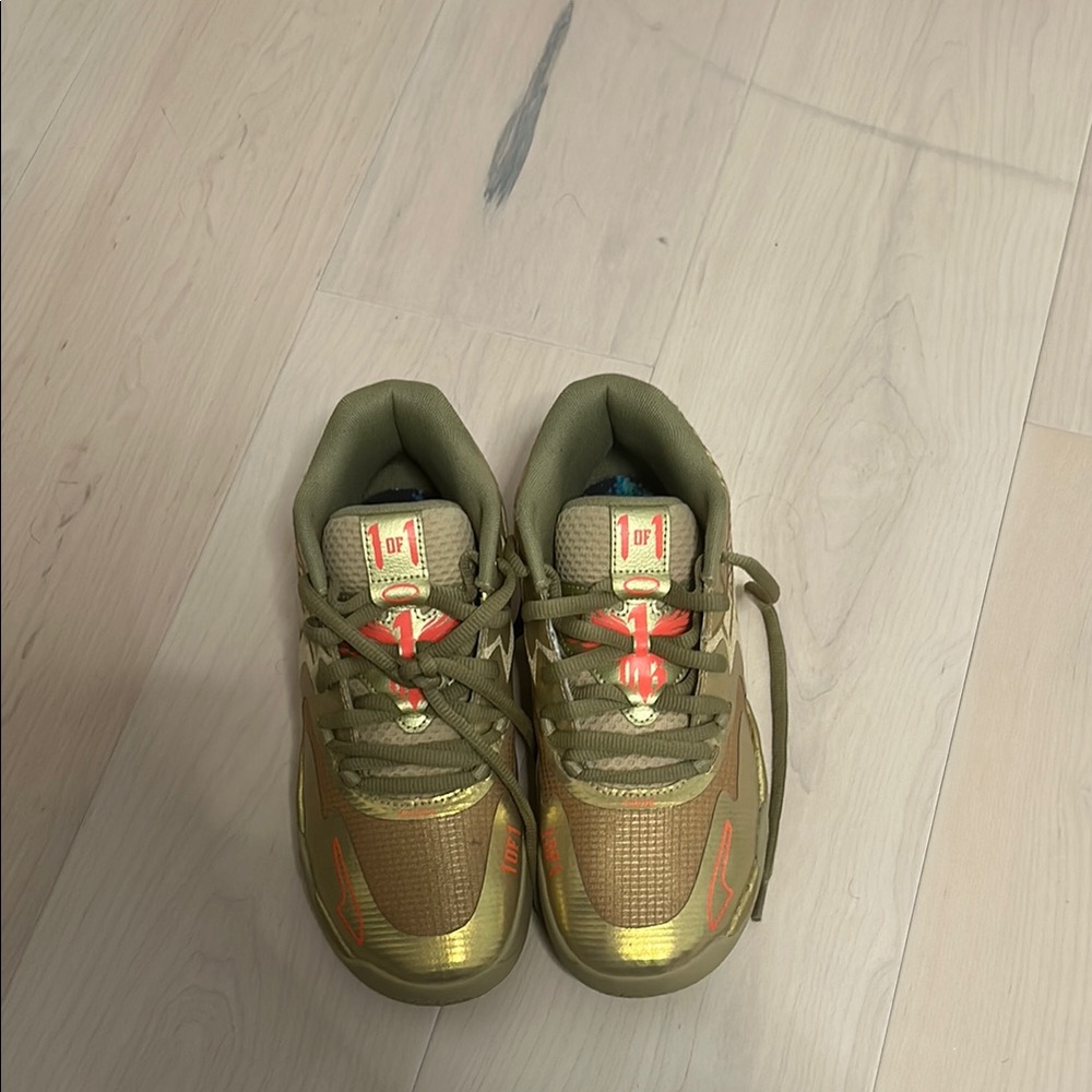 Lemelo Ball golden and pink basketball shoes